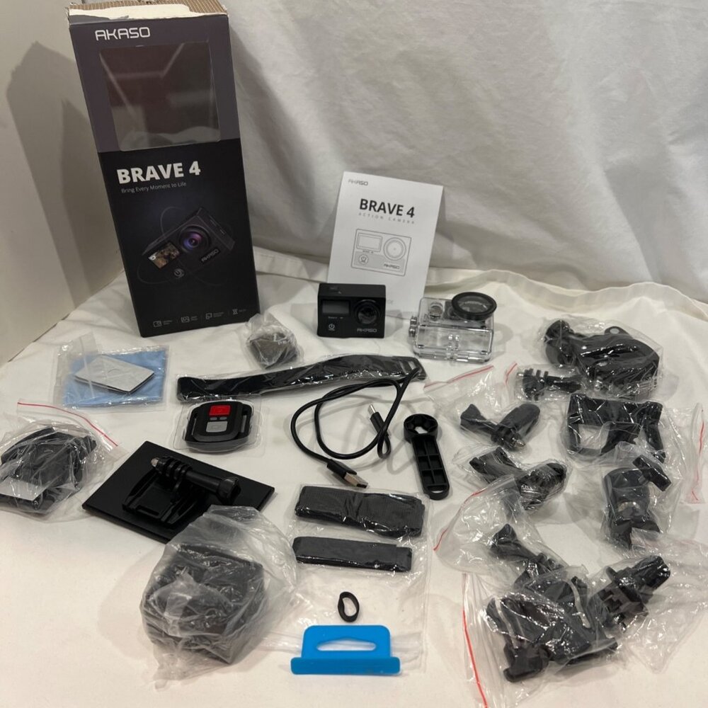 BRAVE 4 AKASO 4K Action waterproof camera kit & accessories